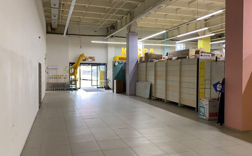 Сдам торговое помещение, 100 м² в ТЦ фото