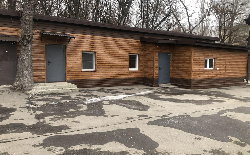 Отдельно стоящее здание со стоянкой 100 м2 фото