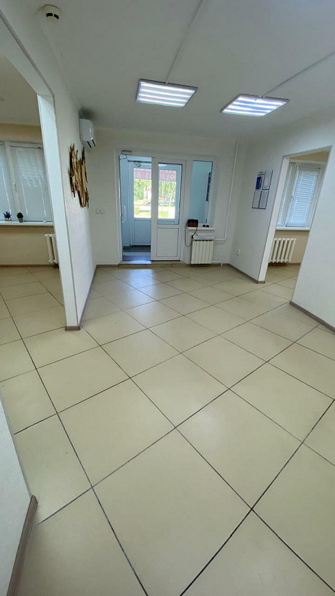 Продажа помещения свободного назначения на красной линии фото