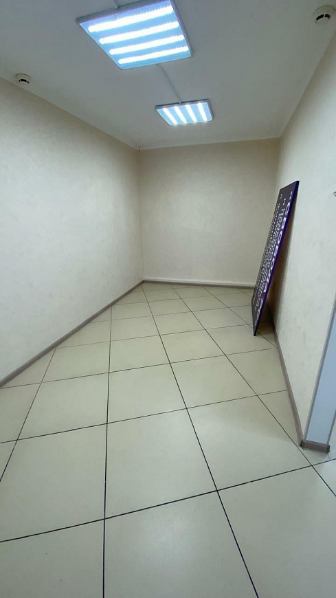 Продажа помещения свободного назначения на красной линии фото