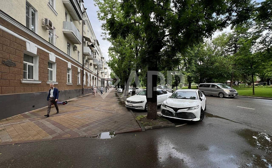 Сдаю торговое помещение, 267,5 м² фото