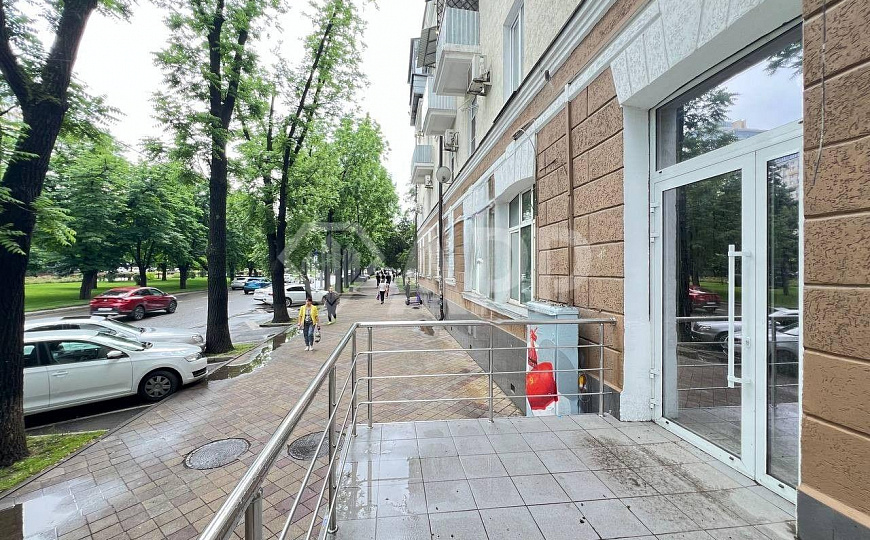 Сдаю торговое помещение, 267,5 м² фото