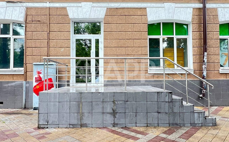 Сдаю торговое помещение, 267,5 м² фото