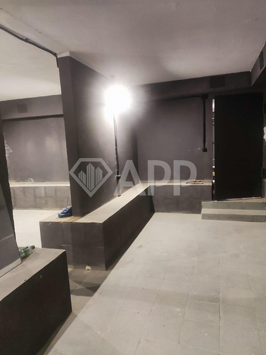 Цоколь с окнами, свежий ремонт. фото