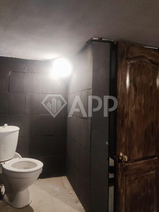 Цоколь с окнами, свежий ремонт. фото