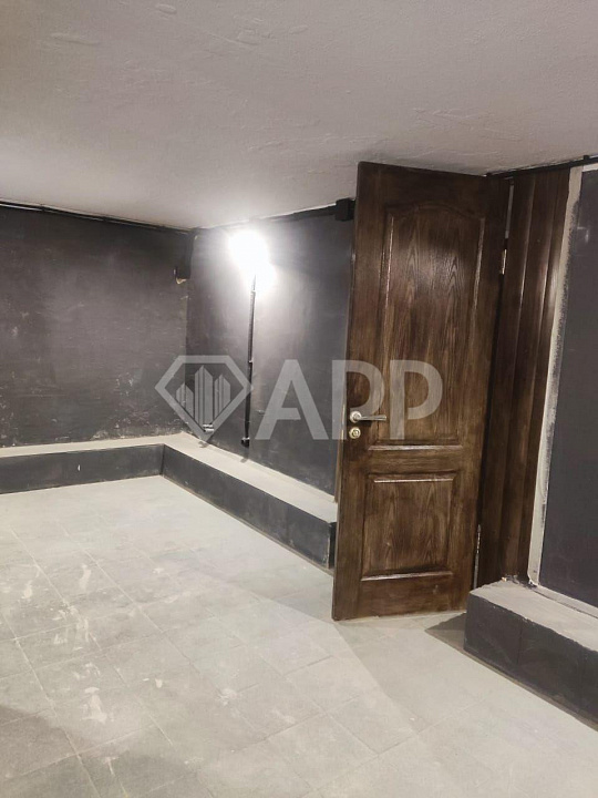 Цоколь с окнами, свежий ремонт. фото