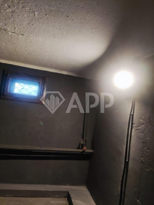 Цоколь с окнами, свежий ремонт. фото