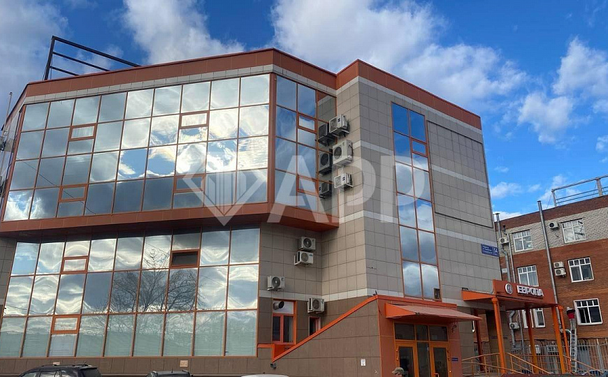 С новым ремонтом. Удобная локация. Свой паркинг. фото