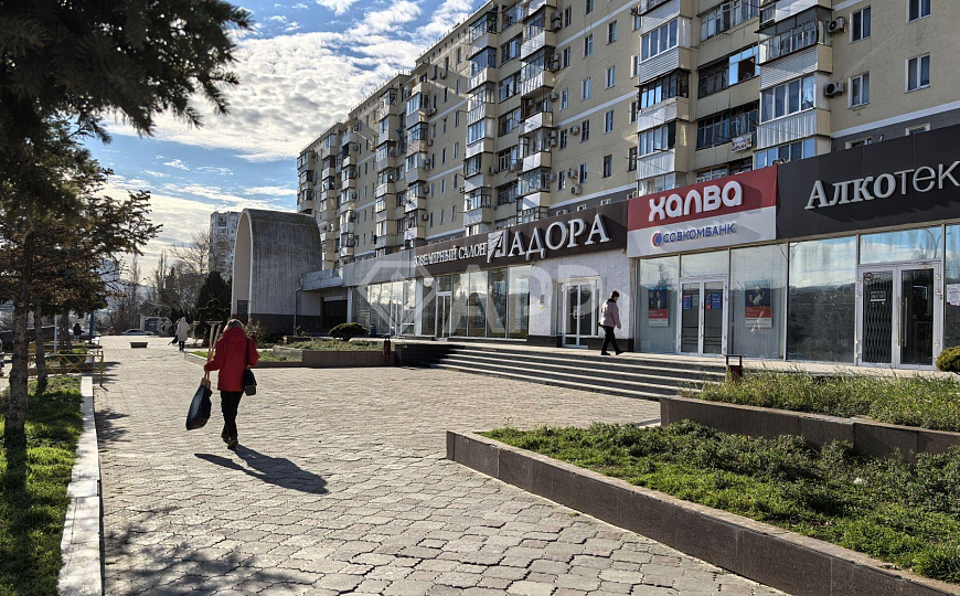 Сдаю торговое помещение, 290 м² фото