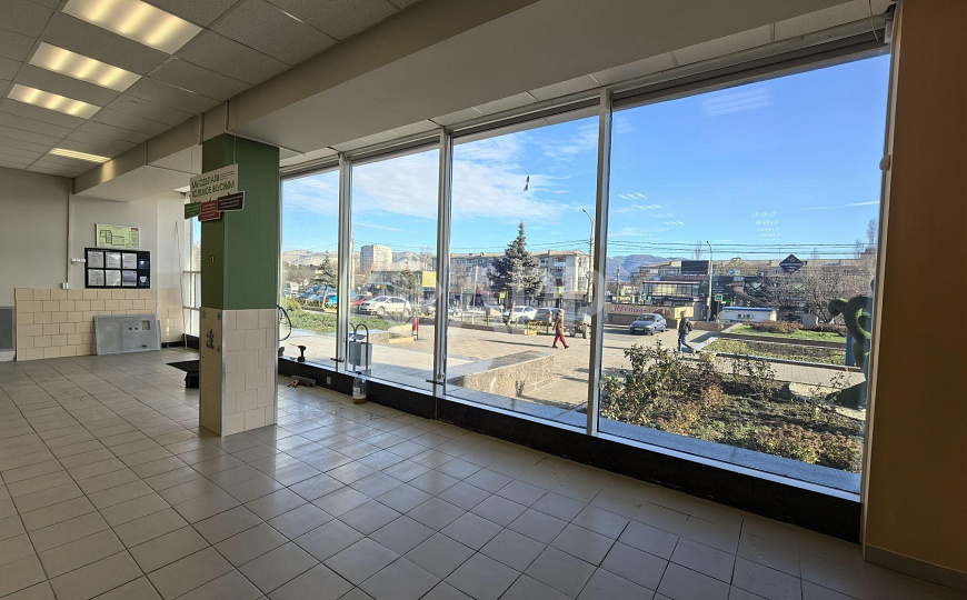 Сдаю торговое помещение, 290 м² фото