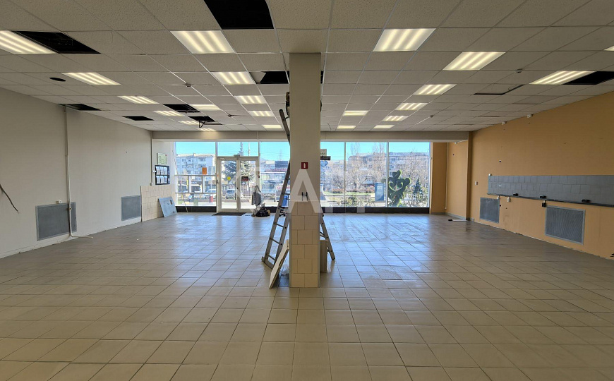 Сдаю торговое помещение, 290 м² фото