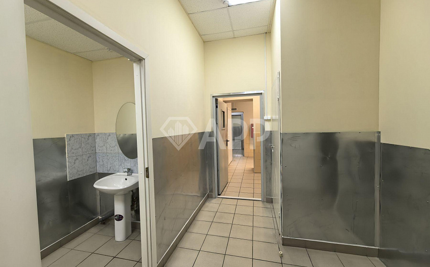 Сдаю торговое помещение, 290 м² фото