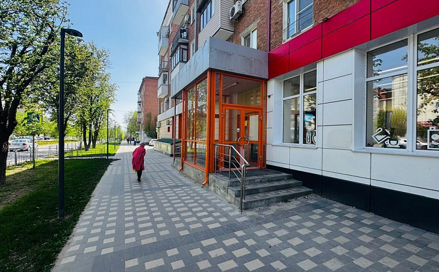 Помещение с витринами на Титова, 180 м² фото