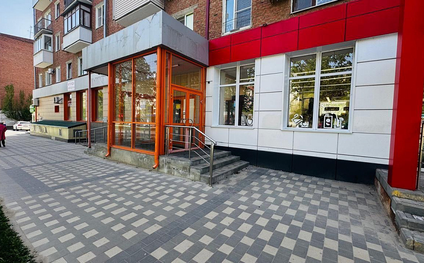 Помещение с витринами на Титова, 180 м² фото