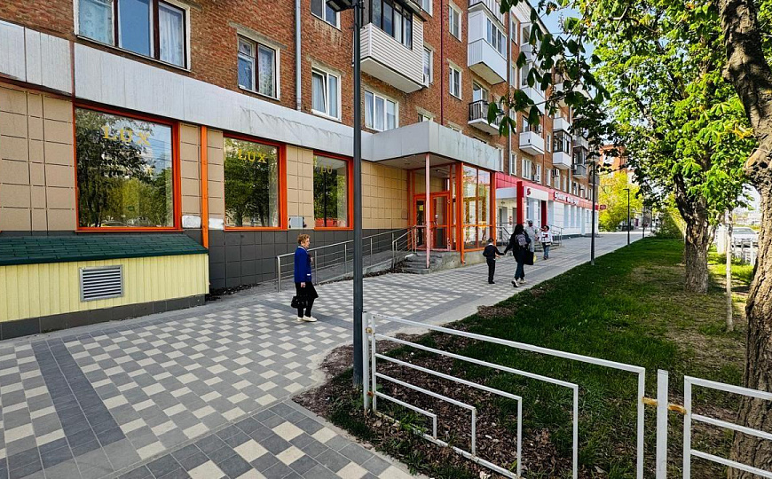 Помещение с витринами на Титова, 180 м² фото