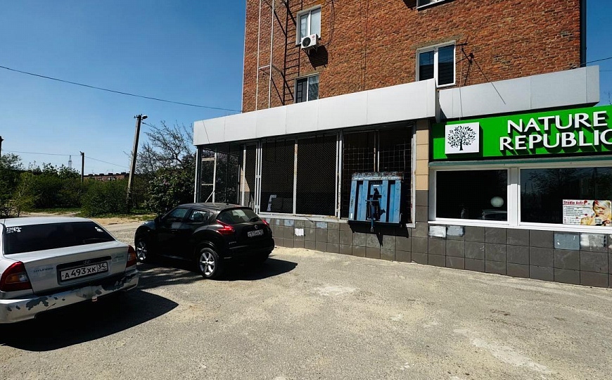 Помещение с витринами на Титова, 180 м² фото