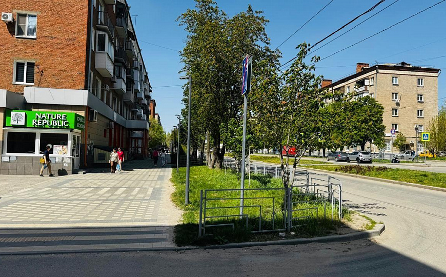 Помещение с витринами на Титова, 180 м² фото