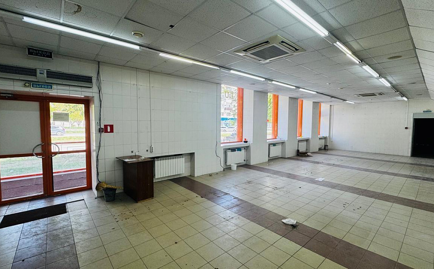 Помещение с витринами на Титова, 180 м² фото