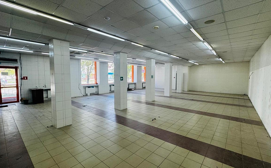 Помещение с витринами на Титова, 180 м² фото