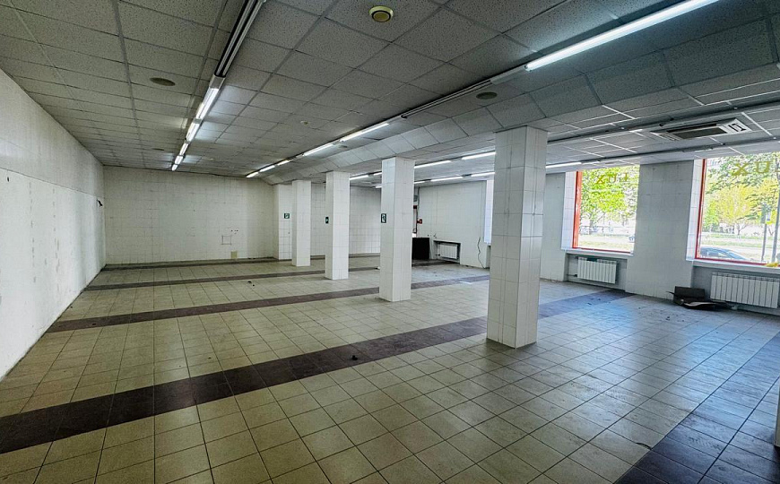 Помещение с витринами на Титова, 180 м² фото