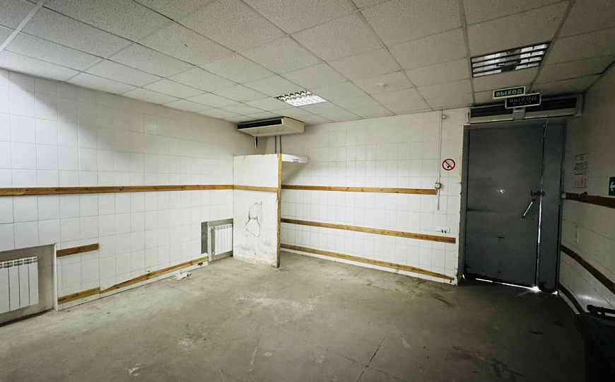 Помещение с витринами на Титова, 180 м² фото