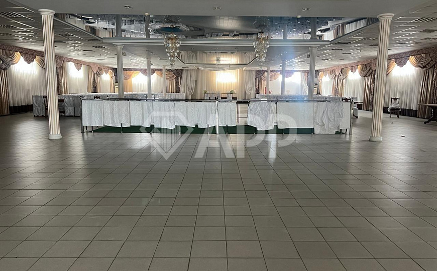 Продам торговое помещение, 2 800 м² фото