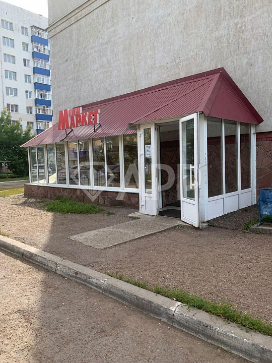 Продается помещение с действующим продуктовым маркетом на полуцокольном этаже фото