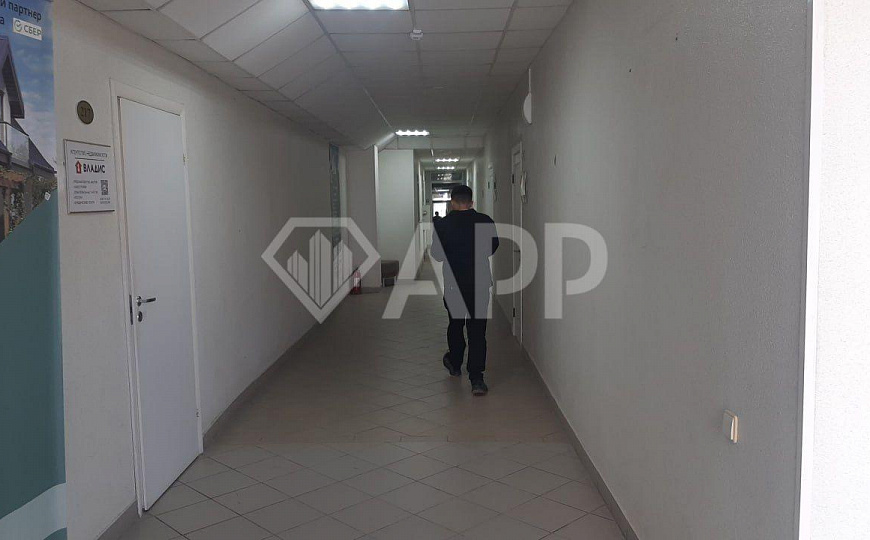 Цоколь под сбербанком на Артема 53б фото