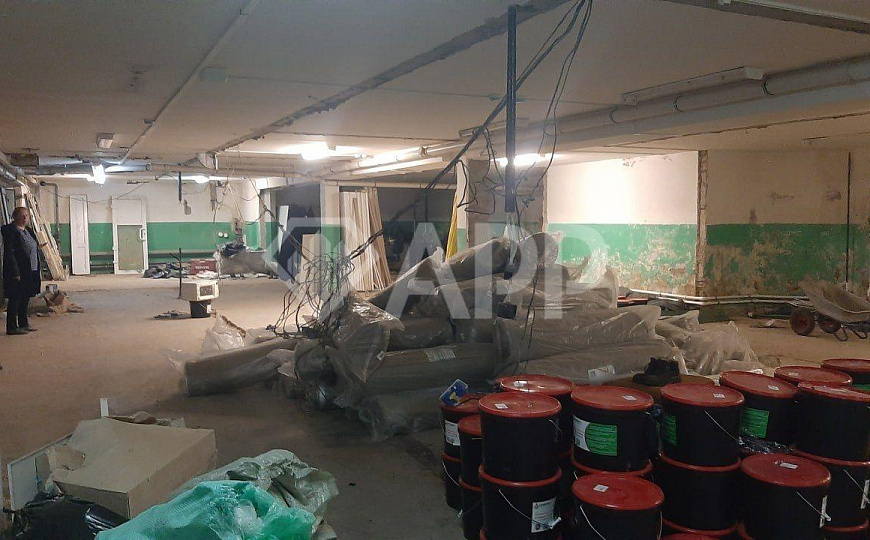 Цоколь под сбербанком на Артема 53б фото