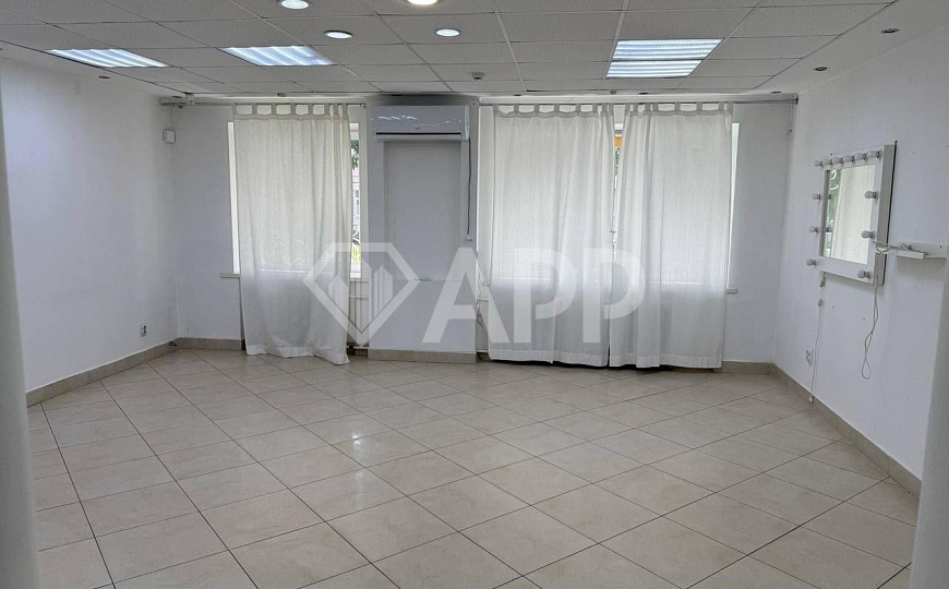 Срочно. Сдам помещение свободного назначения (на красной линии) фото