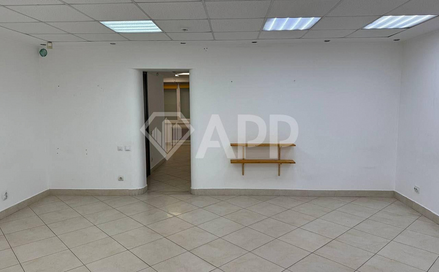 Срочно. Сдам помещение свободного назначения (на красной линии) фото