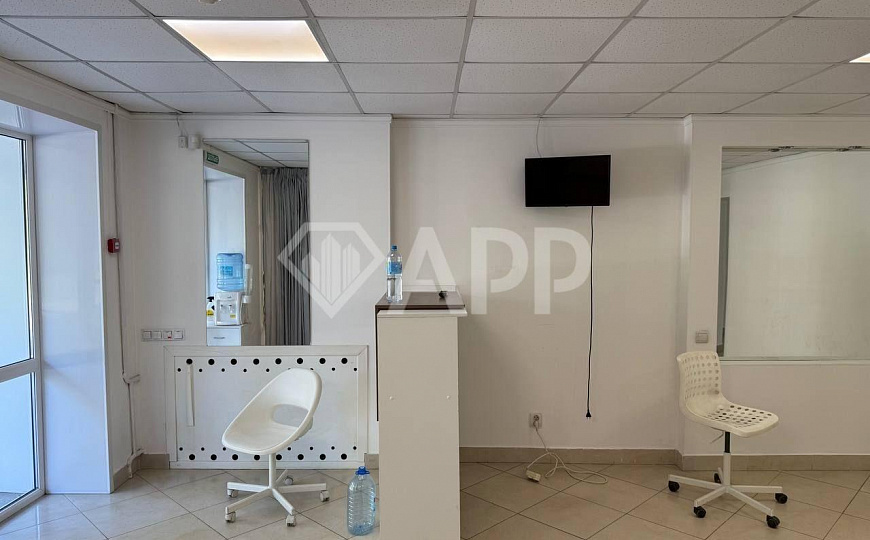 Срочно. Сдам помещение свободного назначения (на красной линии) фото