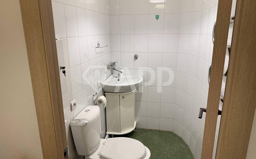 Срочно. Сдам помещение свободного назначения (на красной линии) фото