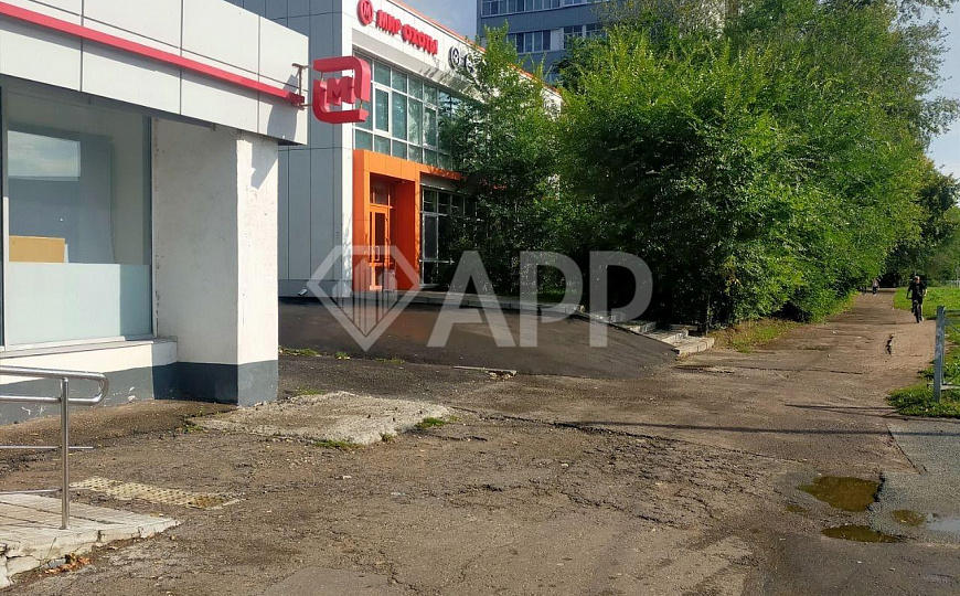 Сдаю 90 м² на первом этаже первой линии фото