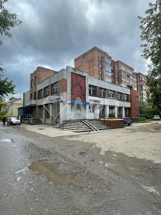 Отдельно стоящее 3-х этажное здание фото