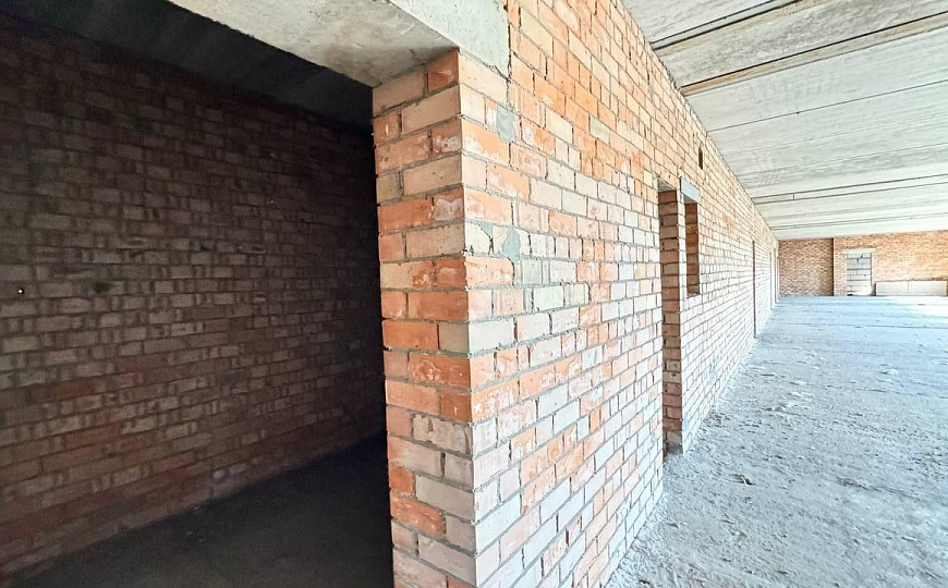 Многопрофильное здание и земельный участок, 6 000 м² фото