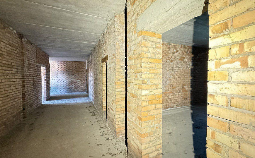 Многопрофильное здание и земельный участок, 6 000 м² фото