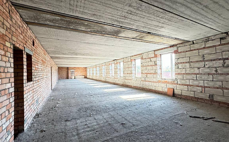 Многопрофильное здание и земельный участок, 6 000 м² фото