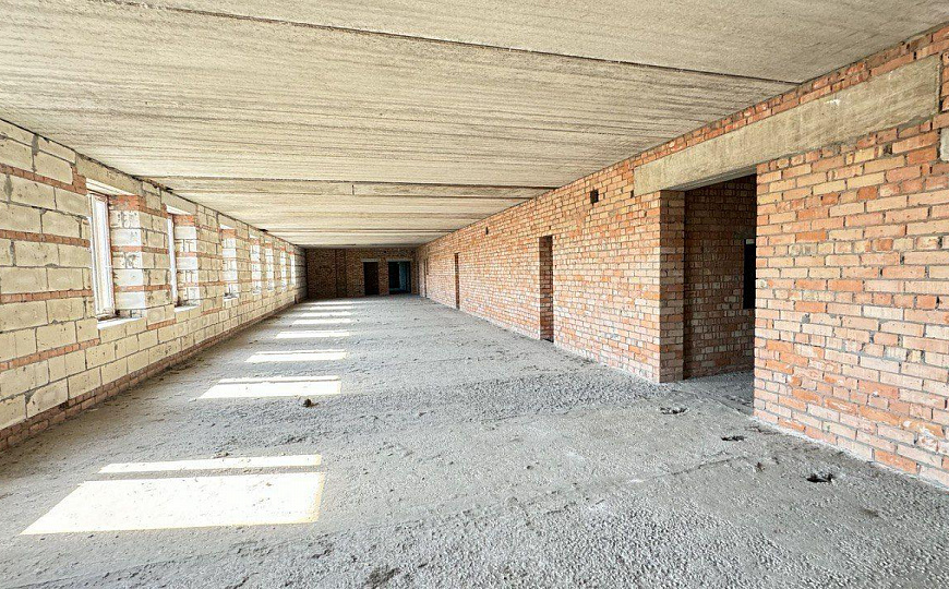 Многопрофильное здание и земельный участок, 6 000 м² фото