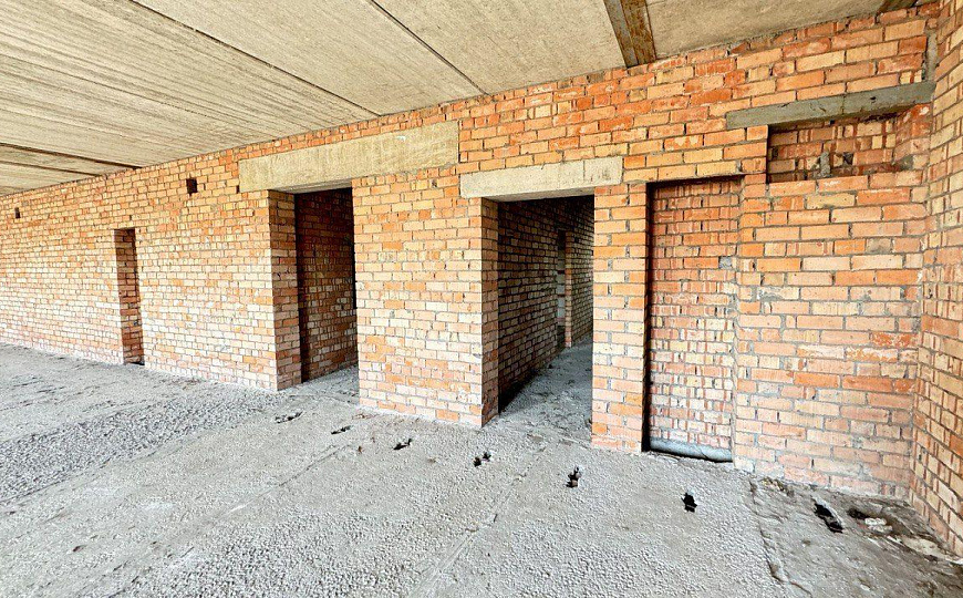 Многопрофильное здание и земельный участок, 6 000 м² фото