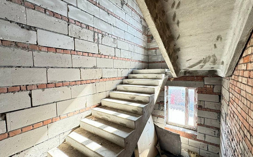 Многопрофильное здание и земельный участок, 6 000 м² фото