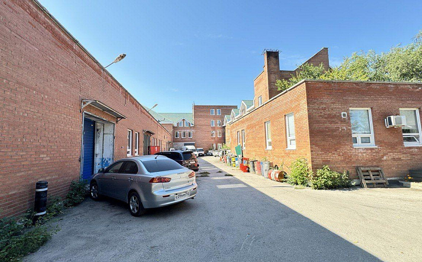 Многопрофильное здание и земельный участок, 6 000 м² фото