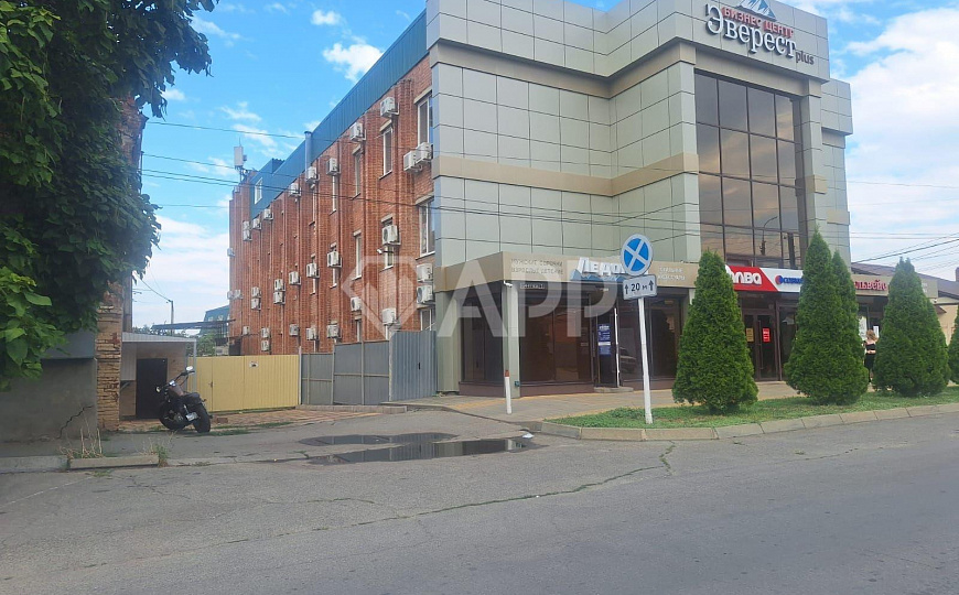 Продам торгово-офисное здание 2450 м² и земельный участок 10 соток фото