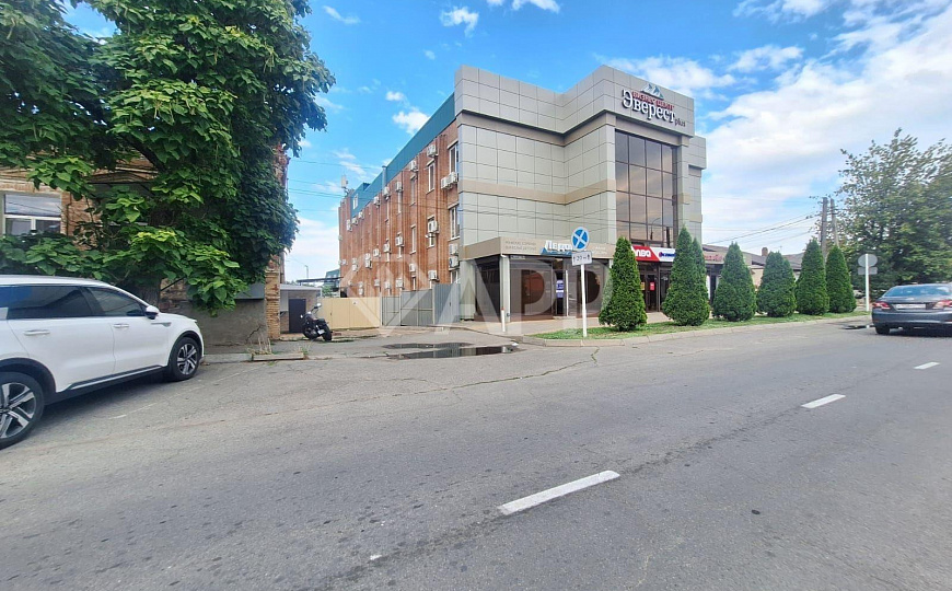 Продам торгово-офисное здание 2450 м² и земельный участок 10 соток фото