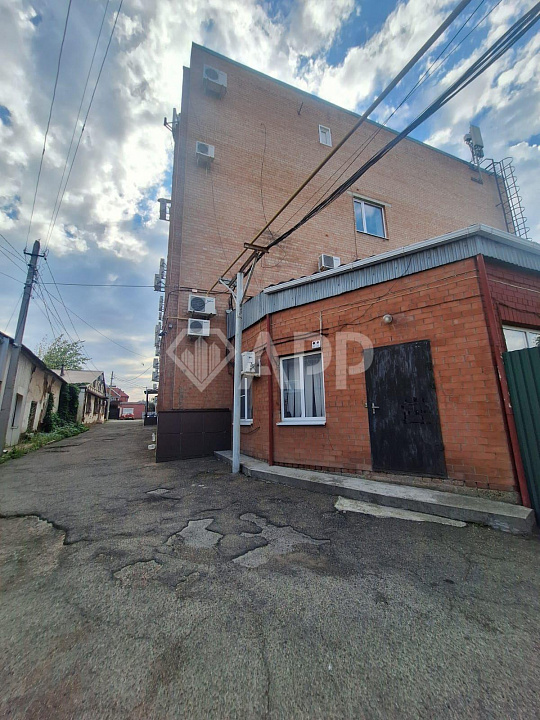 Продам торгово-офисное здание 2450 м² и земельный участок 10 соток фото