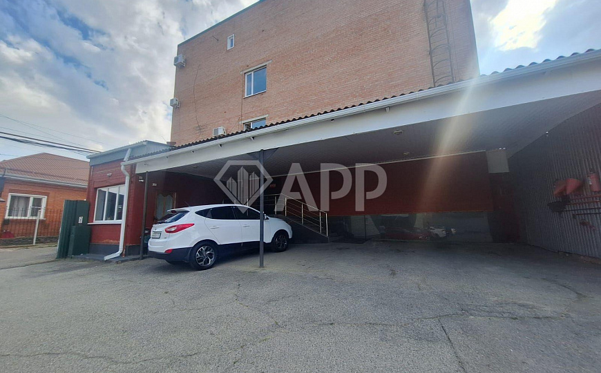 Продам торгово-офисное здание 2450 м² и земельный участок 10 соток фото