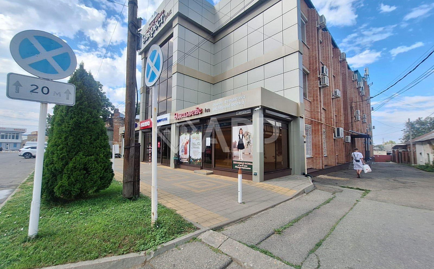 Продам торгово-офисное здание 2450 м² и земельный участок 10 соток фото