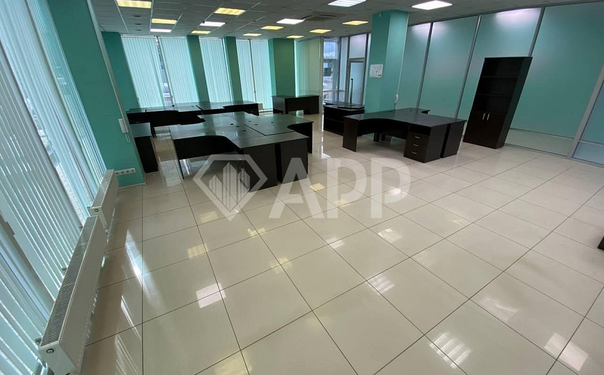 Сдается офисное помещение с витражными окнами фото