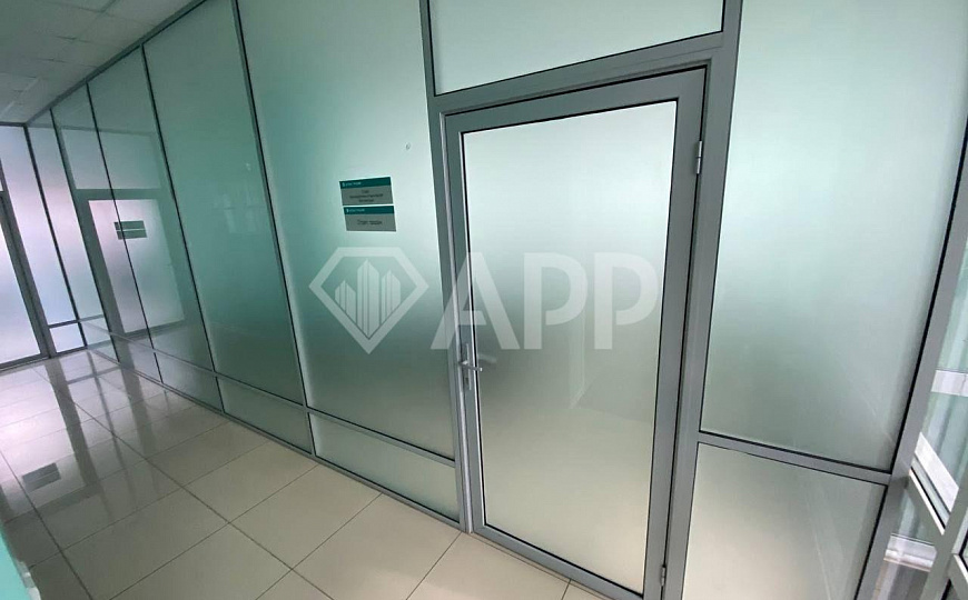 Сдается офисное помещение с витражными окнами фото