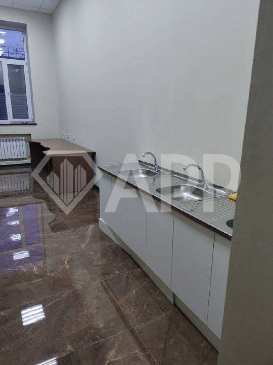 Предлагается в продажу здание с готовым арендным бизнесом фото